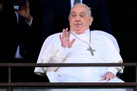 El Papa Francisco saluda y bendice a los fieles desde el balcón del hospital Gemelli donde ha estado hospitalizado, en Roma, Italia. Ha sido dado de alta el 23 de marzo con una prescripción de al menos dos meses de convalecencia, después de cinco semanas en el hospital por una neumonía bilateral.