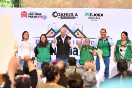 El alcalde Román Cepeda entregó apoyos de movilidad durante la jornada en Las Dalias.