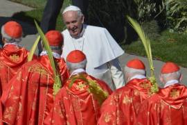 Papa invita a jóvenes no dejarse &quot;crucificar&quot; en misa de Domingo de Ramos