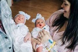 Después de 20 horas combinadas de trabajo de parto, Kelsey Hatcher dio a luz a su tercer y cuarto hijo, un par de gemelos inusuales