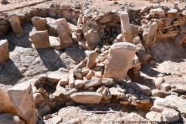 Esta fotografía proporcionada por el Ministerio de Turismo de Jordania muestra dos piedras en un yacimiento remoto neolítico en el desierto oriental de Jordania. AP/Ministerio de Turismo de Jordania