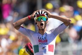 El ciclista mexicano del equipo UAE Isaac del Toro, celebra su victoria como vencedor de la segunda etapa del Tour de Francia, con 168,5 km de recorrido entre Tarragona y Barcelona.