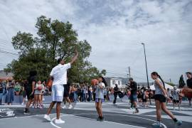 Barnes inauguró una cancha rehabilitada en una plaza pública como parte de su compromiso con la comunidad.