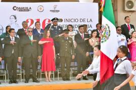 Autoridades civiles y militares presenciaron el paso de los contingentes durante la conmemoración de la Independencia de México.