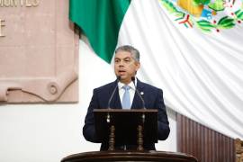 El diputado Alfredo Paredes presentó un exhorto desde el Congreso de Coahuila para que autoridades educativas impulsen programas que faciliten a los estudiantes concluir sus estudios profesionales.
