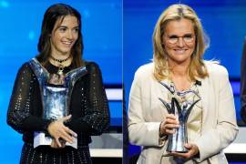 Aitana Bonmatí (izquierda) futbolista española, recibió el premio a la mejor jugadora europea; mientras que Sarina Wiegman se quedó con el galardón entre la larga lista de DT (hombres y mujeres) en Europa.