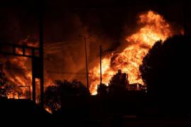 La noche de ayer, un fuerte incendio consumió una bodega de cajas y tarimas de madera de la Central de Abastos en la alcaldía Iztapalapa. Equipos de bomberos y protección civil acudieron para sofocar las llamas.