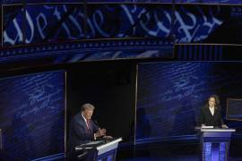 La vicepresidenta Kamala Harris y el expresidente Donald Trump durante un debate presidencial organizado por ABC News en el Centro Nacional de la Constitución en Filadelfia, Pensilvania.