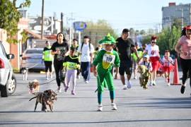 Niños y adultos disfrutan la carrera junto a sus perros, fomentando la tenencia responsable de mascotas.