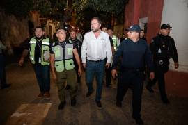 Los operativos buscan mantener el orden en las zonas de mayor concentración de personas durante la noche.