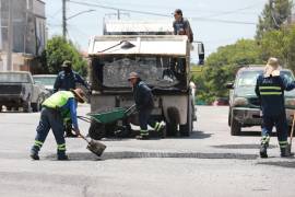 Cuadrillas municipales rehabilitaron tramos de pavimento en Lomas del Refugio y Federico Berrueto Ramón.