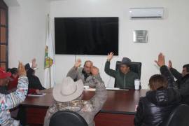 Representantes ciudadanos y autoridades municipales durante la instalación del Copladem en Candela.