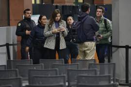 Luego de poco más de cuatro horas de haber llegado, Tania Flores dejó el Centro de Justicia donde se llevó a cabo la audiencia.