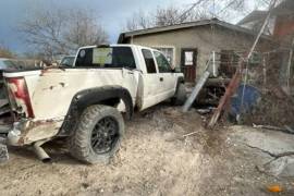 La pickup blanca terminó incrustada en la pared de una vivienda de la colonia Doctores tras la persecución.