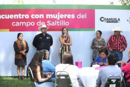 Lydia María González Rodríguez, directora del Instituto Municipal de las Mujeres, presenta la conferencia “Derechos Humanos e Igualdad” a las asistentes del evento.