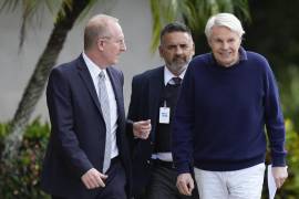 Michael Jeffries (d), ex director ejecutivo de Abercrombie &amp; Fitch, con su abogado Brian Bieber (i) después de una audiencia en el edificio federal Paul G. Rogers y el juzgado de Estados Unidos, en West Palm Beach.