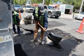 Personal municipal realiza trabajos de bacheo en el bulevar Presidente Cárdenas, Distrito Centro.