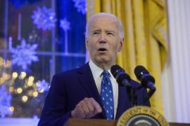 El presidente Joe Biden habla durante una recepción de Hanukkah en la Sala Este de la Casa Blanca en Washington. FOTO: