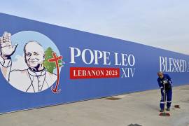 Un trabajador limpia el área del paseo marítimo del centro de Beirut antes de la Santa Misa que celebrará el Papa León XIV durante su visita a Beirut, Líbano.