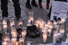 ‘Presidenta, ¿ahora sí nos ve?’, dibujan campo de exterminio de Teuchitlán en Zócalo: En la protesta pacífica fueron colocados zapatos y veladoras en conmemoración a víctimas de la desaparición forzada.