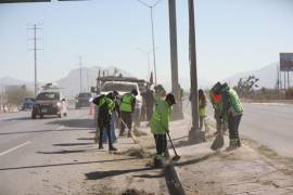 Brigadas del programa “Aquí andamos” realizaron labores de limpieza, deshierbe y pintura en el bulevar Fundadores, al oriente de Saltillo.