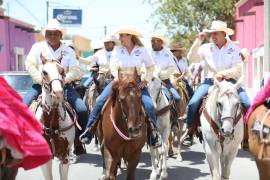 Cabalgata. El recorrido a caballo no podía faltar en el festejo de la ciudad, lo encabezaron el alcalde de Viesca, Hilario Escobedo, la secretaria de Turismo, Azucena Ramos y el secretario de Inclusión, Manolo Jiménez.