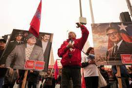 Partidarios del fallecido presidente chileno Salvador Allende se reúnen frente al Palacio de La Moneda en el aniversario del golpe militar de 1973, en Santiago de Chile, el viernes 11 de septiembre de 2026.