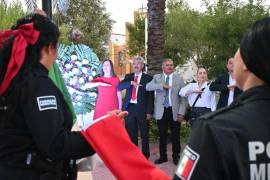 Autoridades municipales y militares participaron en el izamiento de la Bandera Nacional.