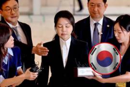 Kim y su pareja sufrieron una espectacular caída en desgracia después de que el fiasco de la ley marcial de Yoon en diciembre de 2024 condujera a su suspensión y eventualmente a su destitución del cargo. FOTO: