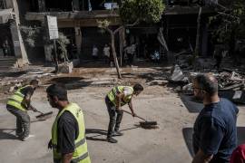 Trabajadores en el lugar de un ataque aéreo israelí en Beirut, Líbano. El ataque generó más dudas sobre la firma del acuerdo de alto el fuego prometido.
