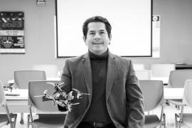 El profesor Roberto lidera proyectos innovadores relacionados con drones y aviones.