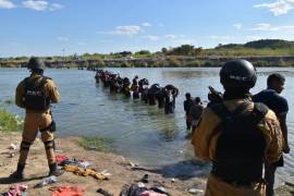 Al menos dos mil migrantes llegaron a Piedras Negras para cruzar el Río Bravo hacia los Estados Unidos; aunque de otro lado se observa a las unidades de la CBP, cruzan sin saber a ciencia cierta que pasará con ellos ya estando en Eagle Pass, Texas.
