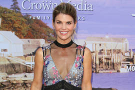 Marcas rompen tratos con Lori Loughlin tras escándalo