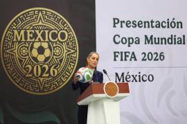 Claudia Sheinbaum, presidenta de México, muestra el balón oficial de la Copa del Mundo a los integrantes de la prensa que se dieron cita en Los Pinos para la presentación de la Copa Mundial FIFA 2026.