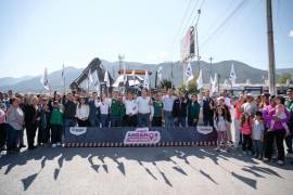 El alcalde Javier Díaz González dio el arranque a la construcción de un puente peatonal sobre el bulevar Emilio Arizpe de la Maza, al sur de Saltillo.