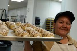 Inmigrantes hornean pan dulce para damnificados por Harvey