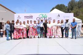 La explanada de la presidencia municipal de Arteaga se llenó de color y sabor con la séptima edición del Festival de las 7 Cazuelas.