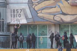 Encapuchados dañan mural de Siqueiros durante destrozos en la UNAM