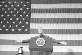 El presidente Jimmy Carter recibe el aplauso de aproximadamente 1.,00 personas reunidas en el gimnasio de la escuela secundaria Elk City para una asamblea municipal en Elk City, Oklahoma, el 24 de marzo de 1979.