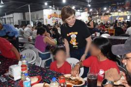 Selina Bremer de Cepeda convivió con niñas y niños durante la visita de las organizaciones civiles al stand de APollos DIF.