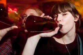 Aumentó 250% consumo de alcohol entre mujeres adolescentes