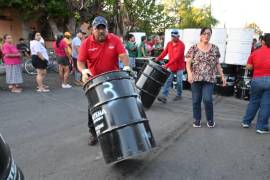 Los tambos fueron entregados a familias de la colnia Guadalupe Borja.