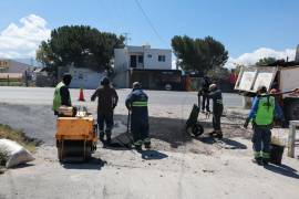 Cuadrillas municipales realizaron labores de bacheo en la colonia 10 de abril y en Paseo de las Ardillas, en Lomas de Lourdes, acciones que se suman a las más de 47 mil 500 reparaciones ejecutadas desde el inicio de la administración.