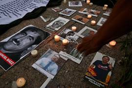 Los periodistas están bajo fuegos cruzados. Unos son asesinados porque investigan al narcotráfico, corrupción, guerra o abusos de autoridad; otros son encarcelados porque critican.