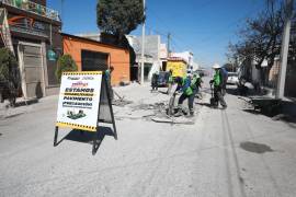 Brigadas del programa “Aquí Andamos” intervienen tramos con mayor desgaste para reducir riesgos a automovilistas y peatones.