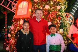 El alcalde Hugo Iván Lozano Sánchez, junto a su esposa y familias sambonenses, encendió el pino navideño en un evento lleno de luces, música y alegría.