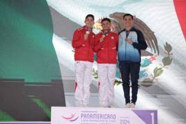 Los gimnastas coahuilenses, Iván Veloz (c) y Mario Morales (i), obtuvieron la medalla de oro y plata, respectivamente, en el Senior Individual del Campeonato Panamericano de Gimnasia Aeróbica.