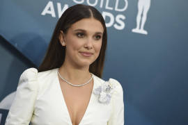 Millie Bobby Brown luce mayor en los premios SAG