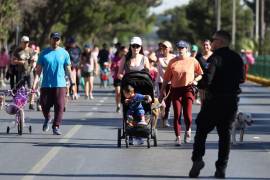 Familias recorren en bicicleta y a pie el circuito habilitado sobre el bulevar Venustiano Carranza.