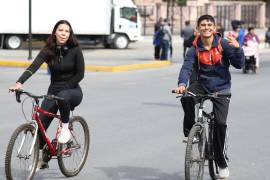 Cientos de saltillenses acudieron a la Ruta Recreativa para caminar, correr y realizar actividades físicas sobre el bulevar Venustiano Carranza.